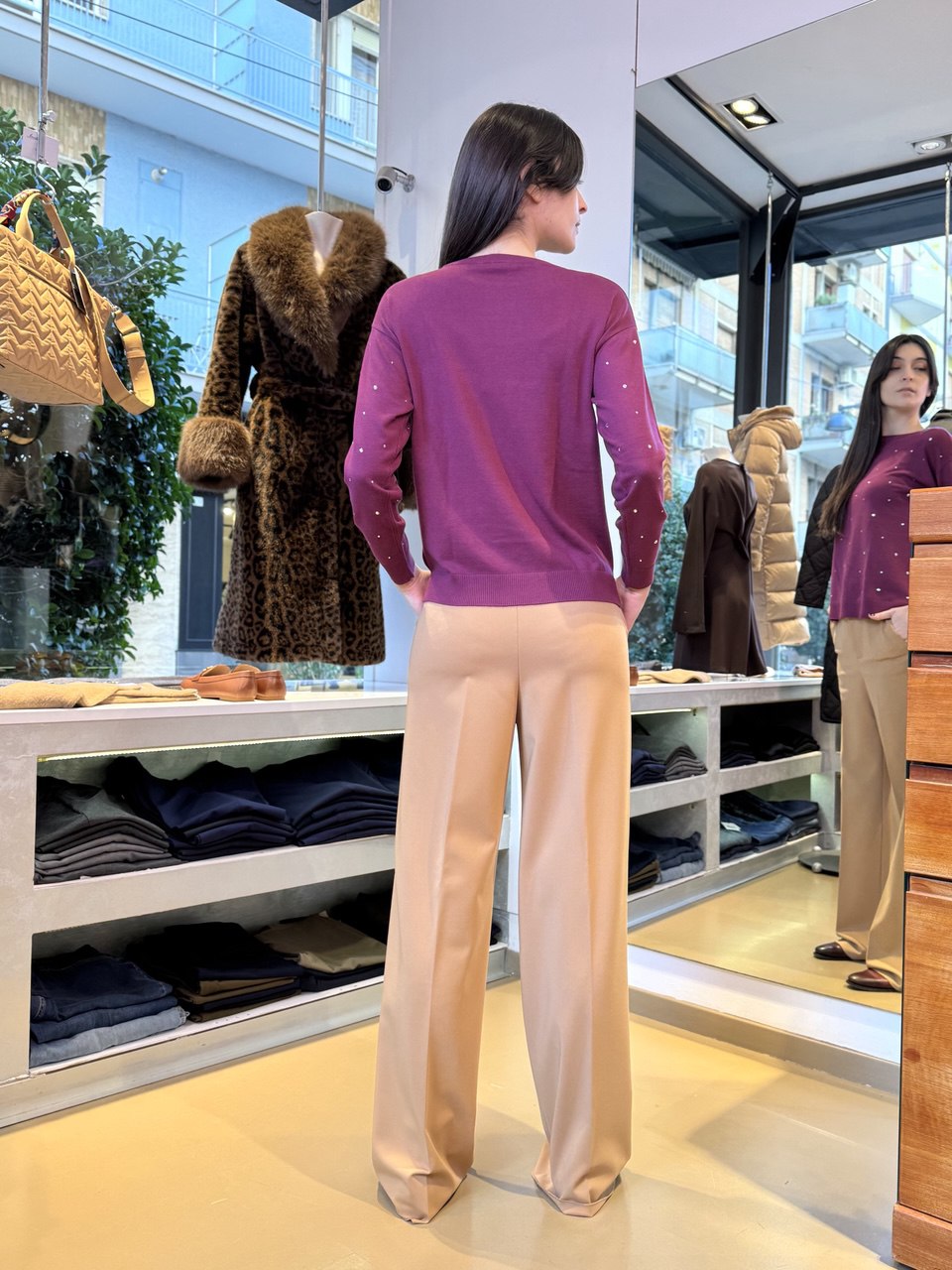 Maglia a girocollo con cristalli - Nera, celeste polvere