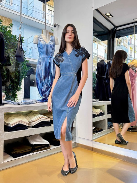 Abito in denim e jersey con applicazioni in pizzo