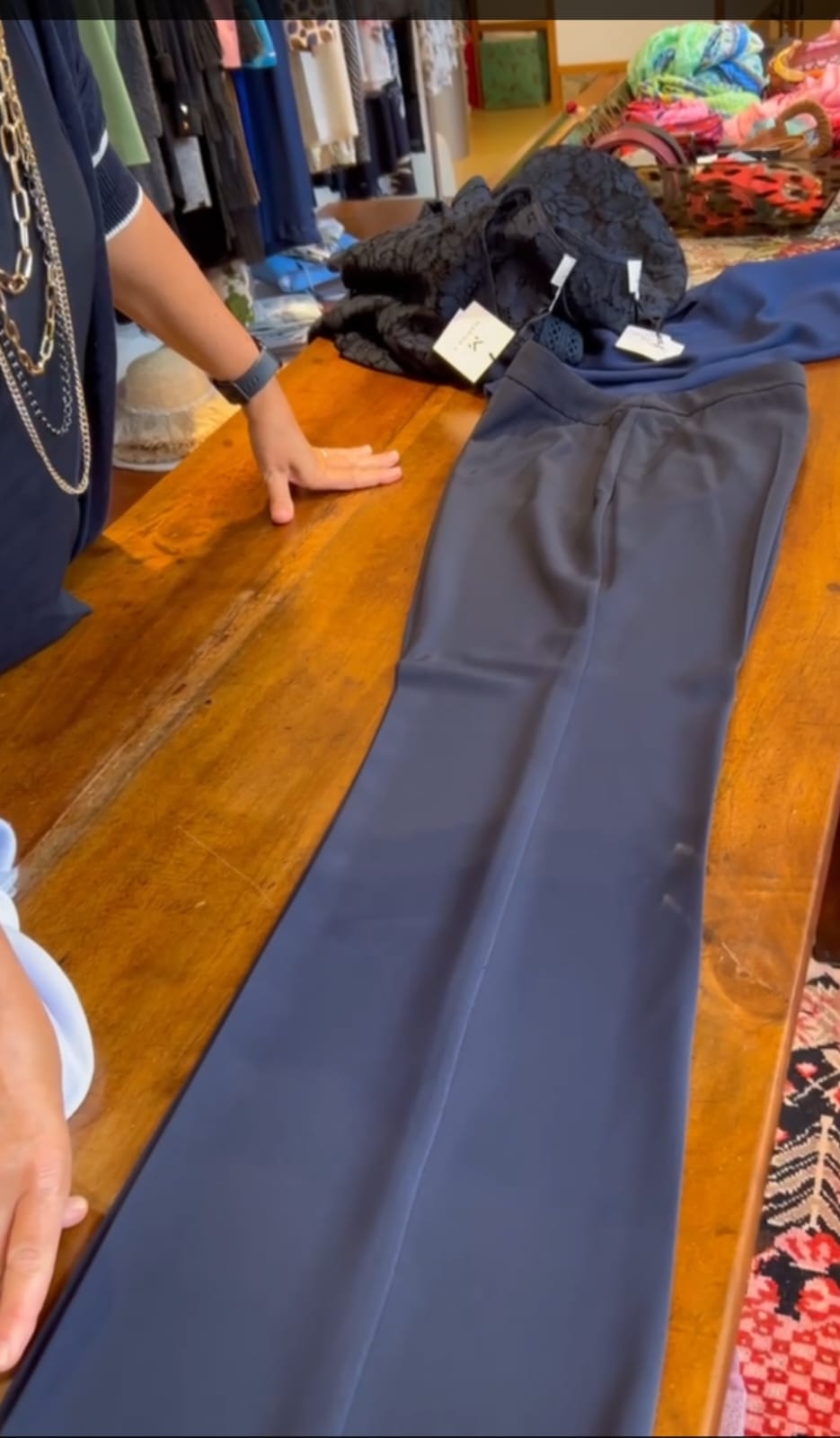 Pantaloni blu in tessuto bielastico