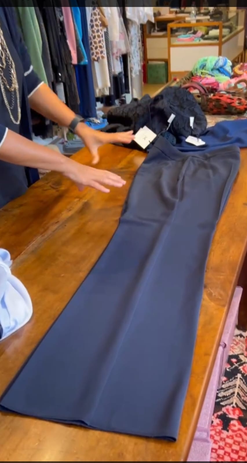 Pantaloni blu in tessuto bielastico