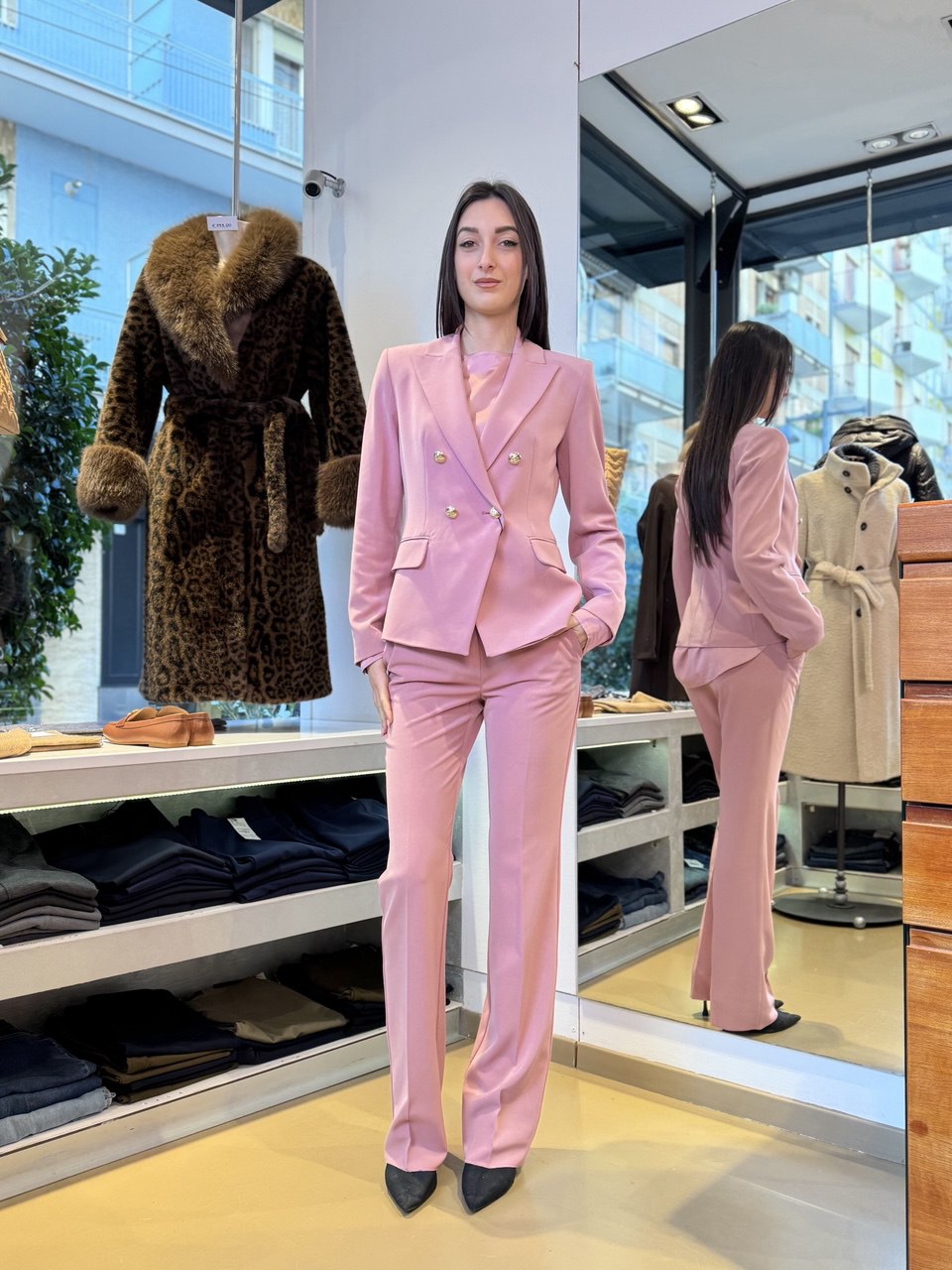 Tailleur pantalone a doppiopetto con bottoni dorati - Rosa e Blu