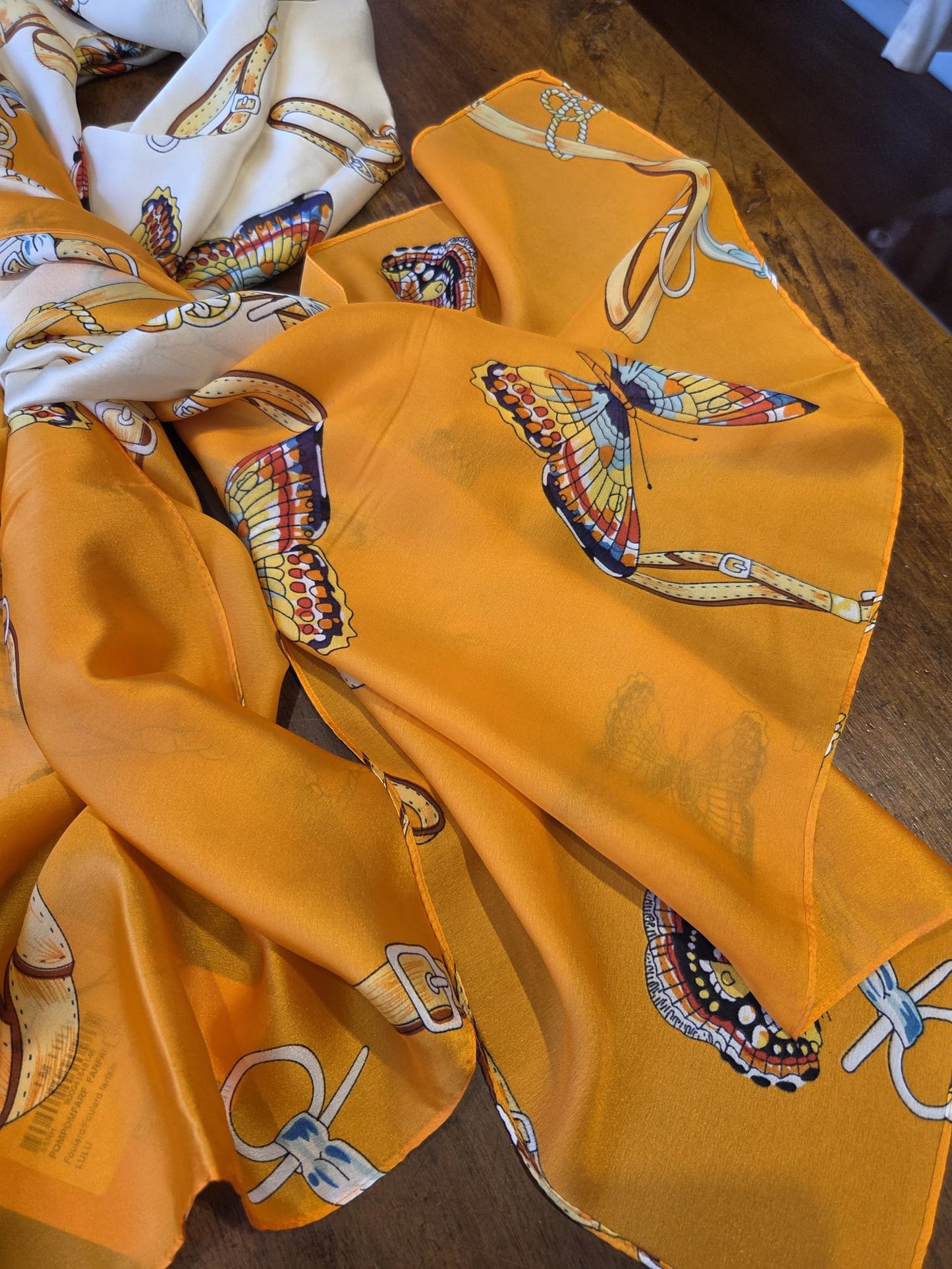 Sciarpa Stampata - Giallo Ocra e Farfalle, Stampa Animalier,  Geometrica