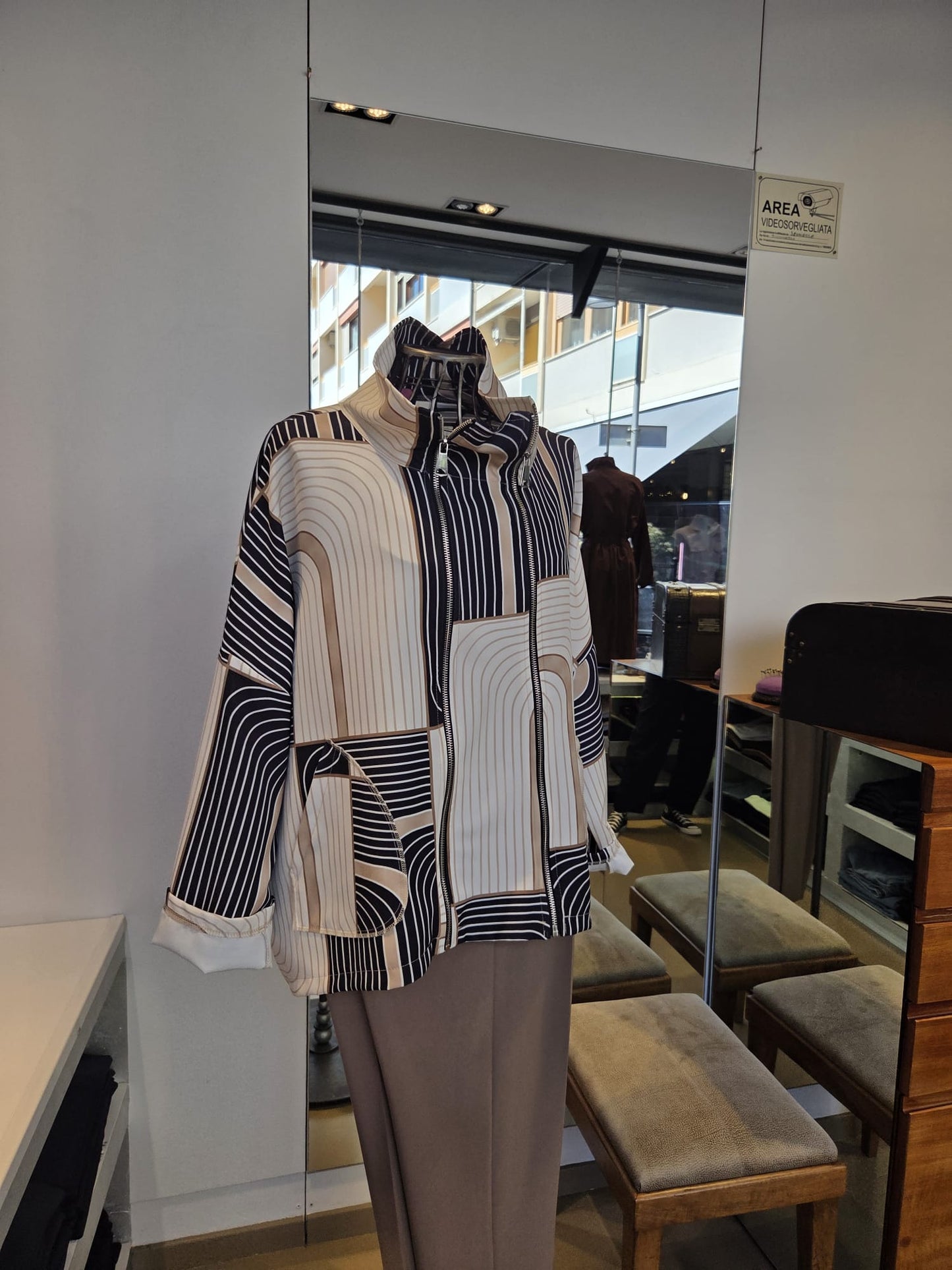 Giacca Oversize Tecnica a Disegno Geometrico