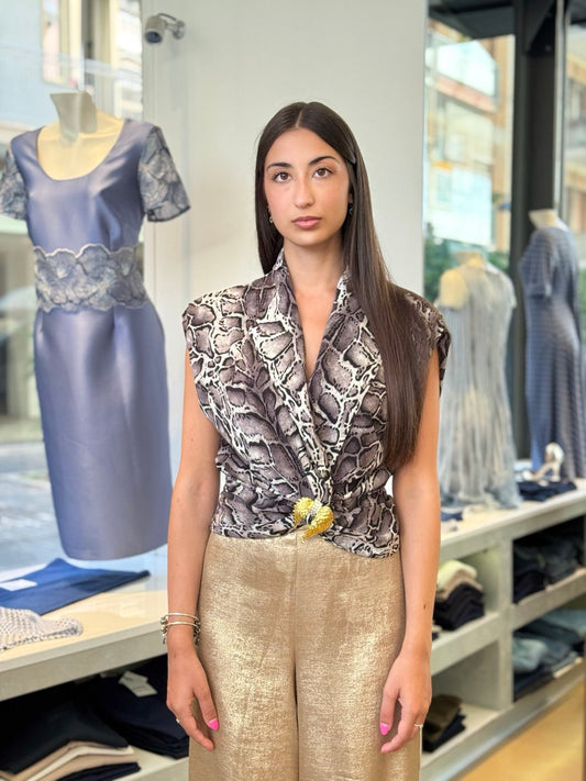 Blusa Stampa Serpente con Dettaglio Nodo - Eleganza Audace