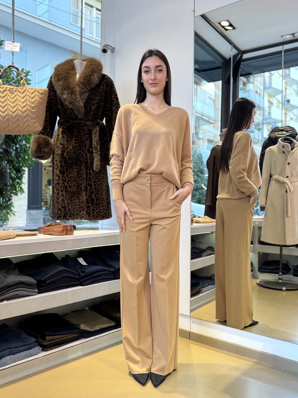 Maglia Scollo a V con Tasche in 100% Cashmere - Cammello, Blu o Nero