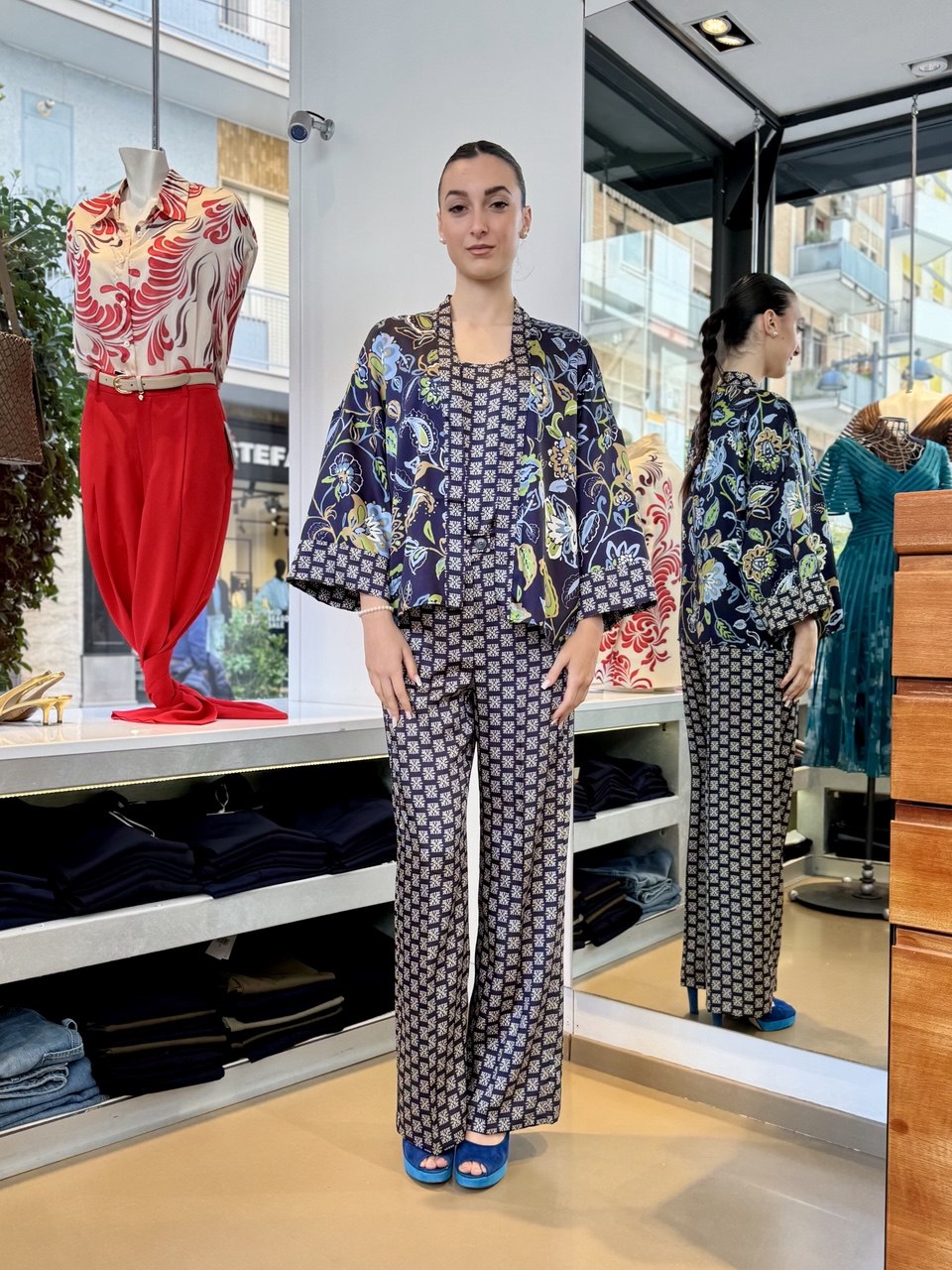 Giacca fluida con Top in twill stampato blu