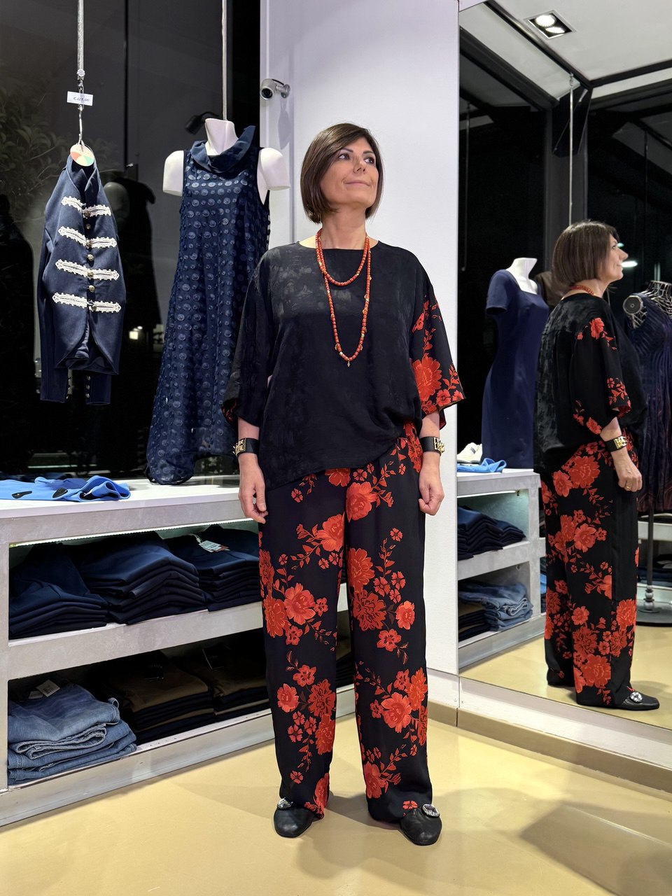 Blusa oversize in viscosa in tessuto operato e maniche in stampa floreale