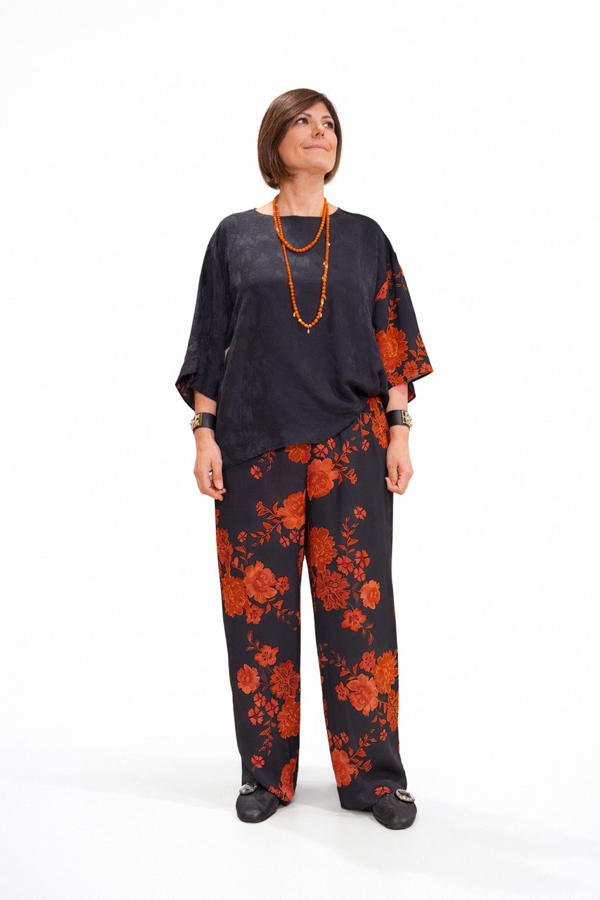 Blusa oversize in viscosa in tessuto operato e maniche in stampa floreale