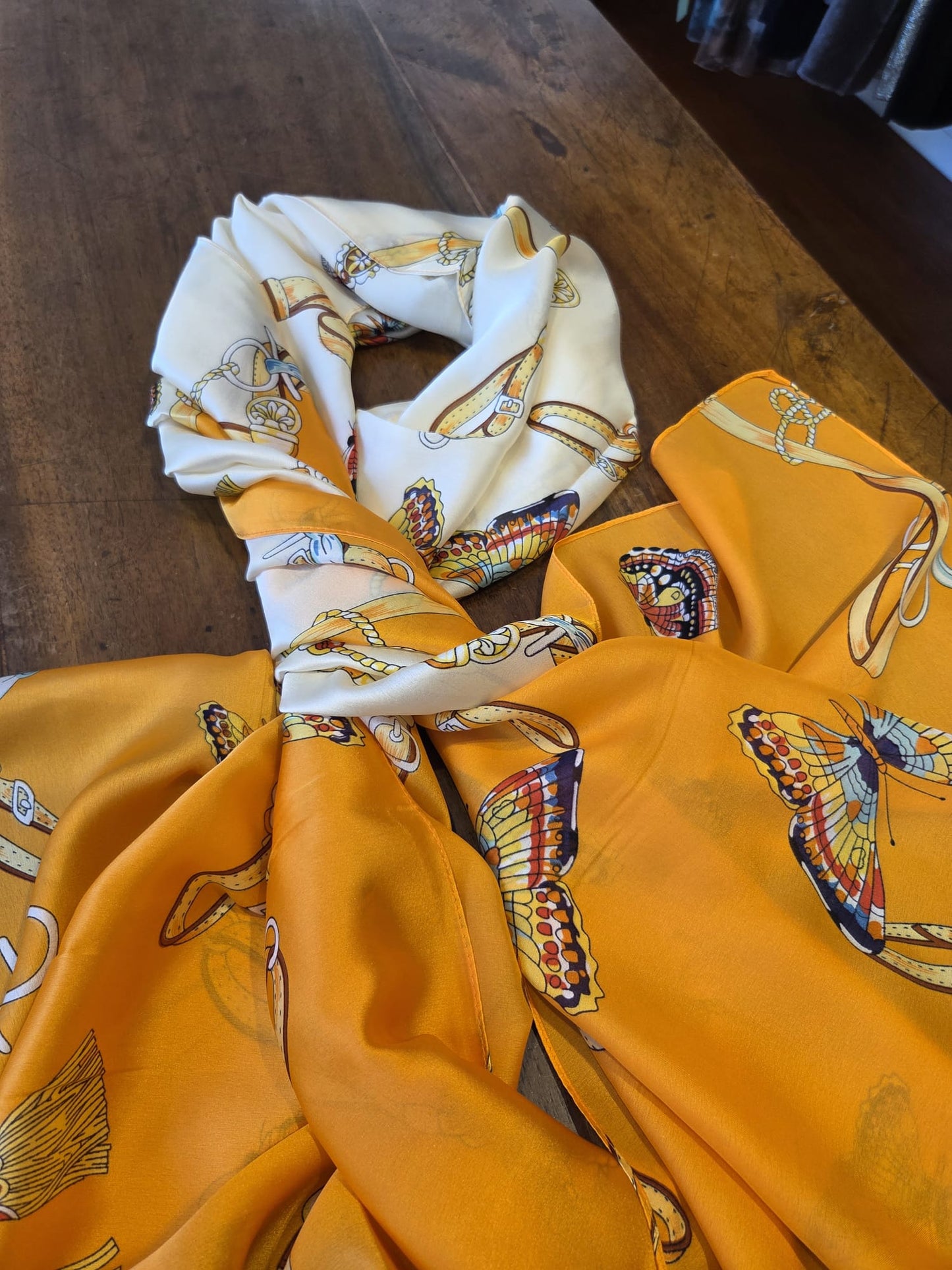 Sciarpa Stampata - Giallo Ocra e Farfalle, Stampa Animalier,  Geometrica