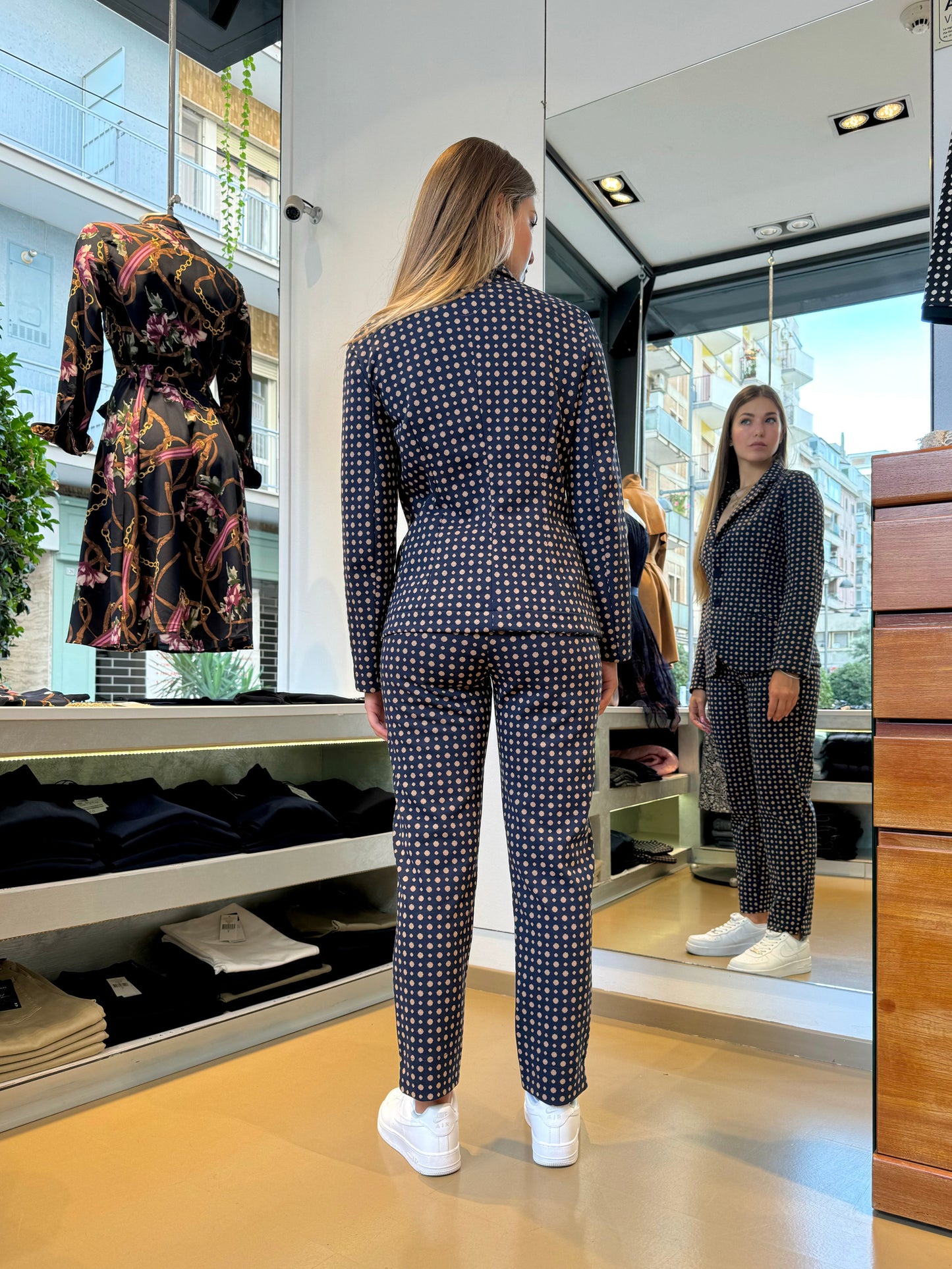 Giacca monopetto elasticizzata in stampa pois blu e cammello