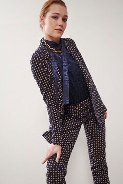 Giacca monopetto elasticizzata in stampa pois blu e cammello