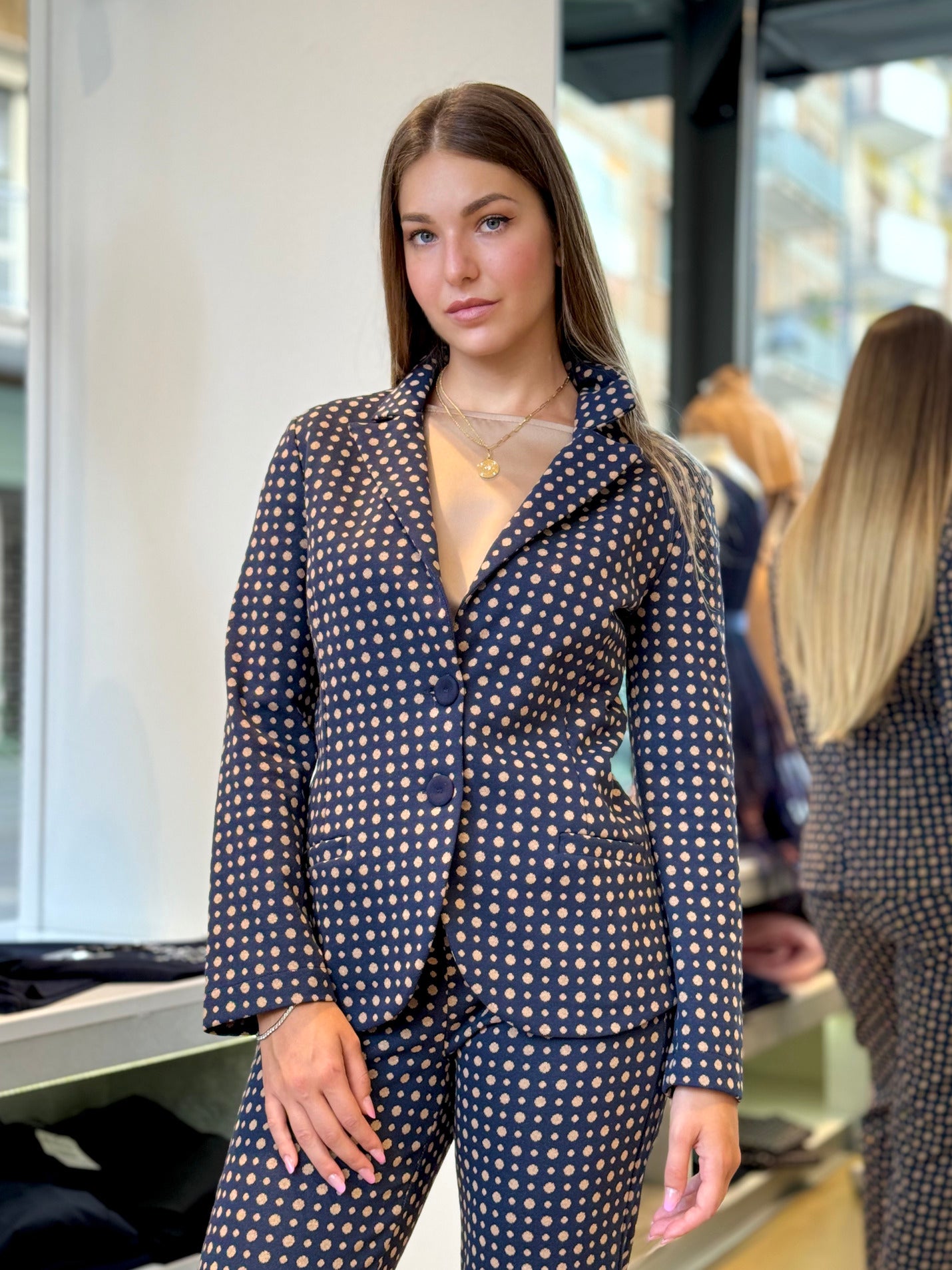 Giacca monopetto elasticizzata in stampa pois blu e cammello