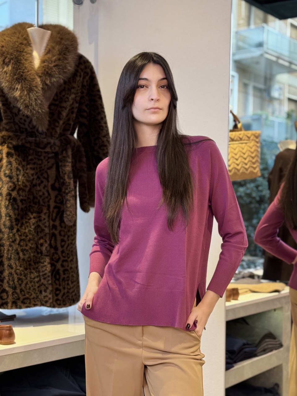 Crew-neck jumper with side vents