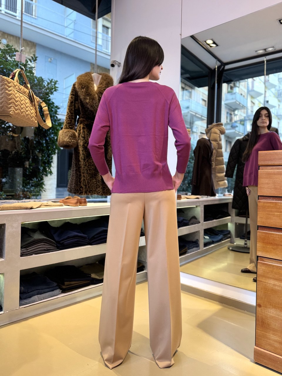 Crew-neck jumper with side vents