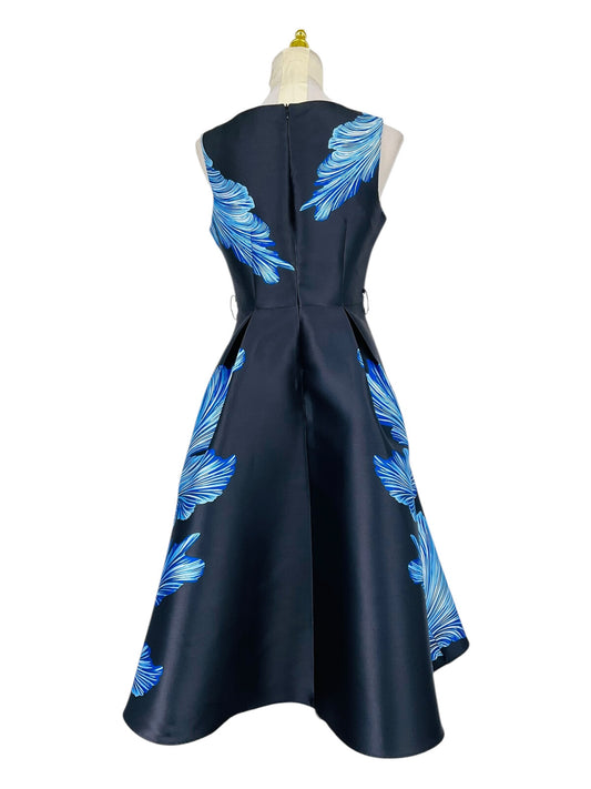 Abito Midi Blu Navy con Stampa Foglie Blu in Tessuto Lucido Sostenuto