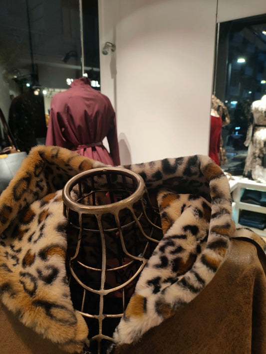 Ecomontone Oversize con Dettagli Leopardati in Pelliccia Sintetica