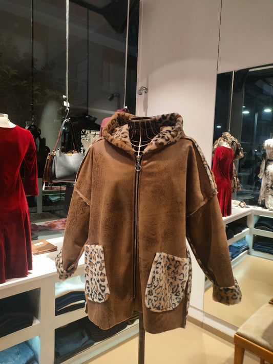 Ecomontone Oversize con Dettagli Leopardati in Pelliccia Sintetica