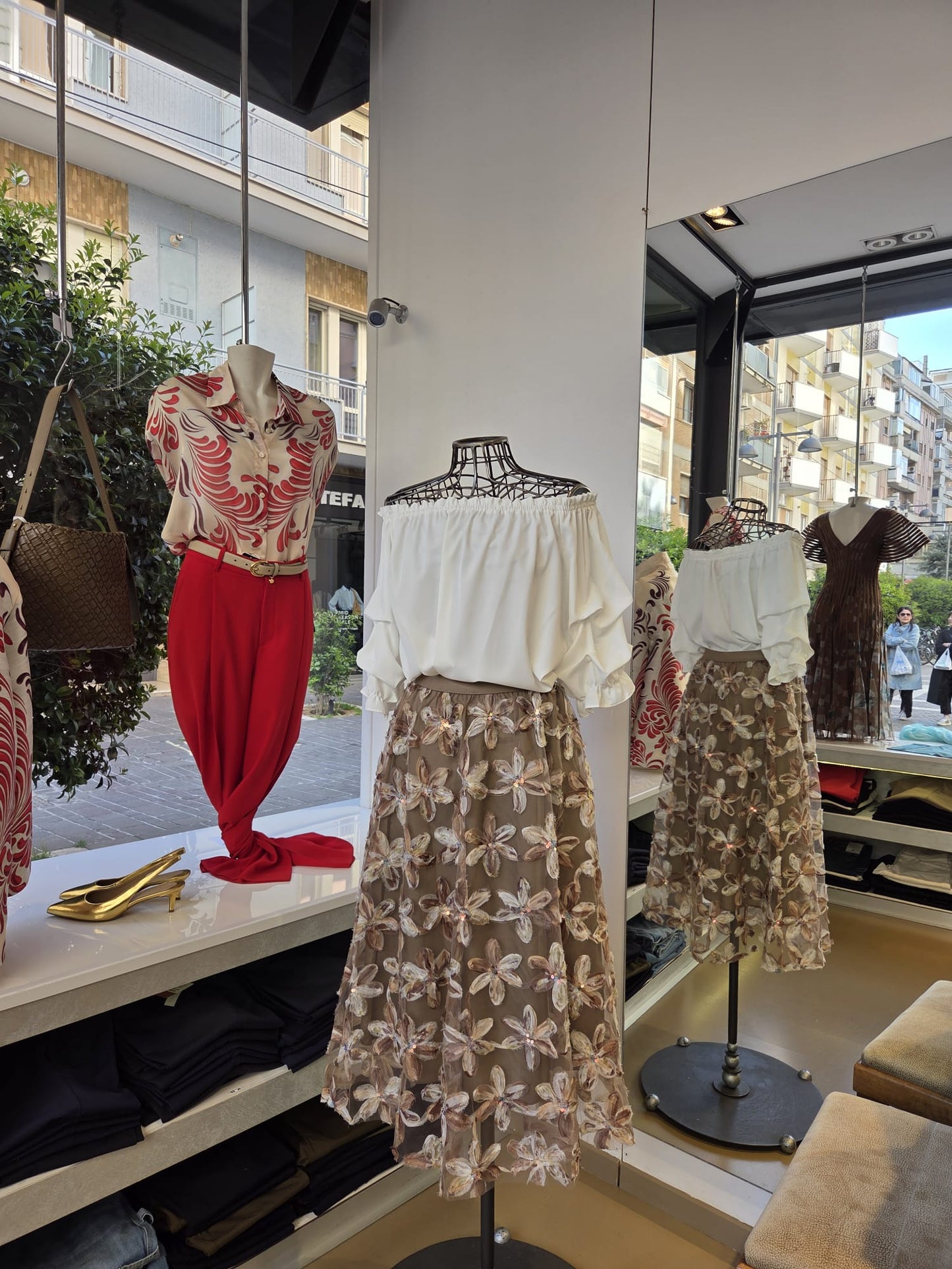 Gonna in Tulle con Fiori Applicati - Cammello, Nera
