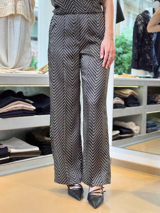 Pantaloni neri a pois con gamba fluida