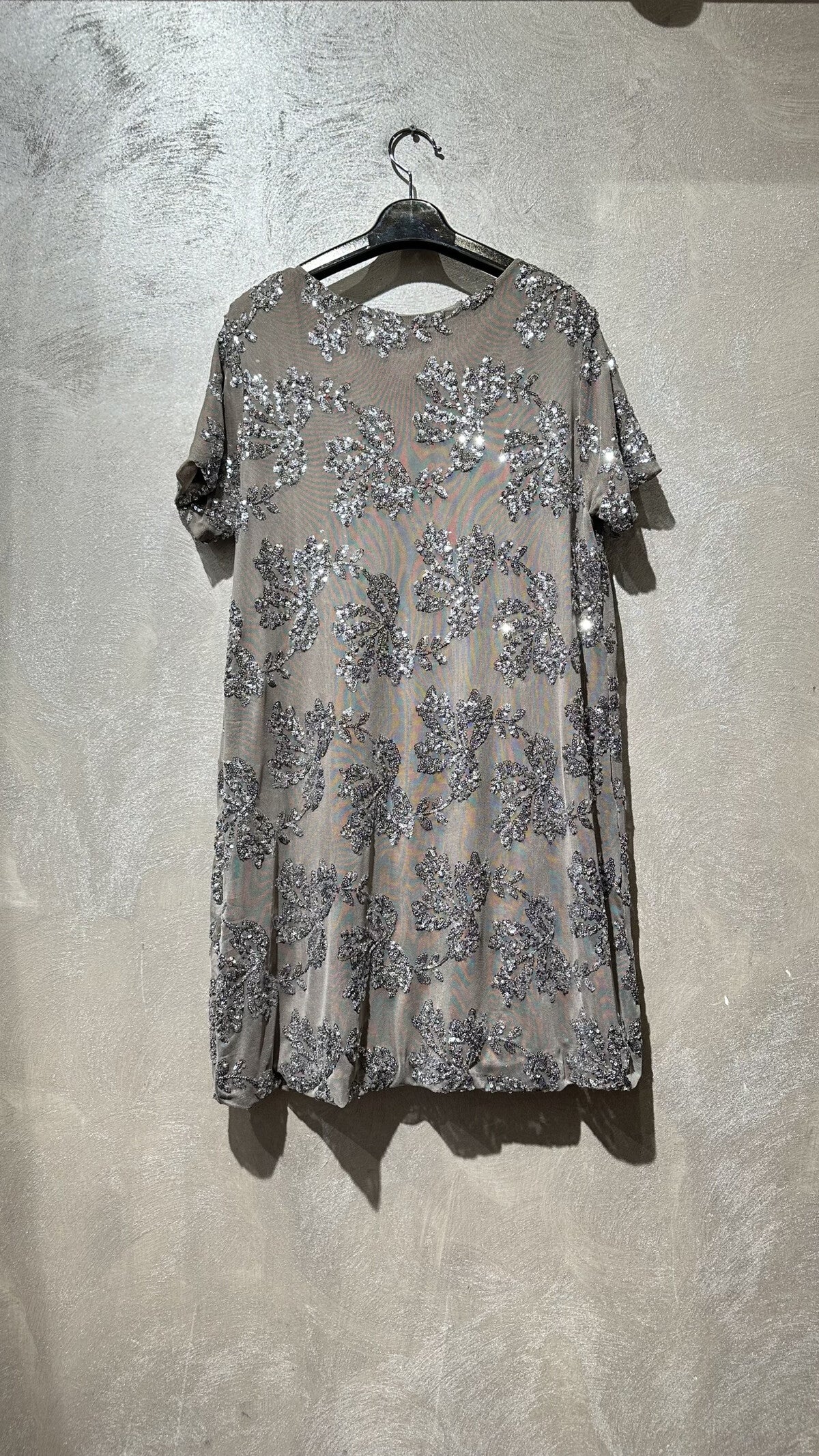 Abito ricamato con maniche corte - Bordeaux o Tortora