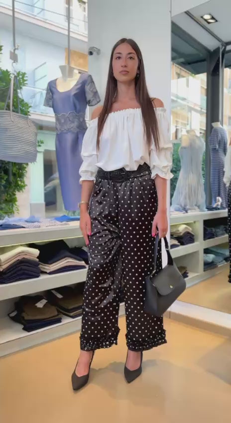 Camicia bianca con scollatura sulle spalle