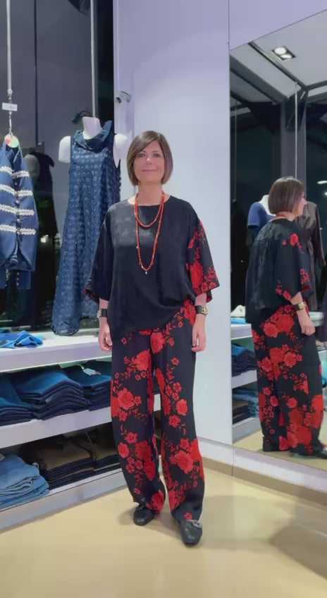 Blusa oversize in viscosa in tessuto operato e maniche in stampa floreale