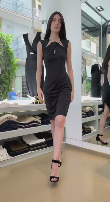 Abito giromanica elegante con dettaglio sul collo
