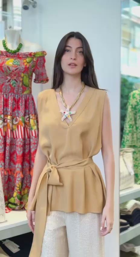 Blusa smanicata color caramello