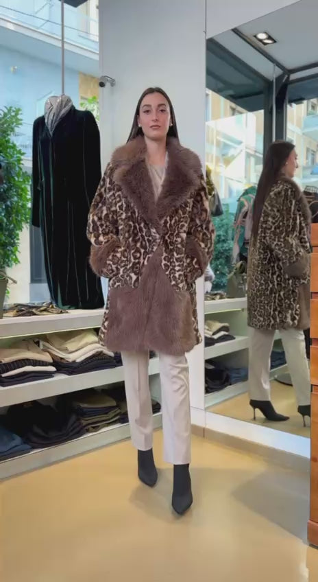 Cappotto in Ecopelliccia "Leopard Chic" con Dettagli a Contrasto