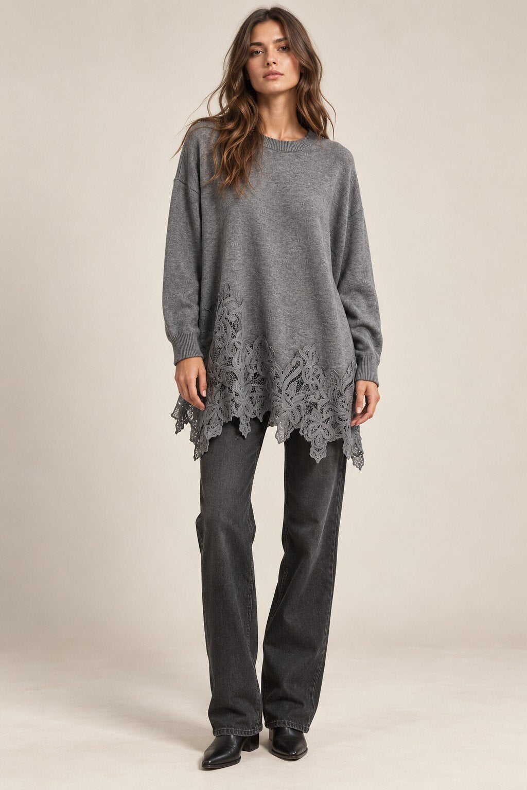 Maglia Oversize Asimmetrica con Bordo in Pizzo