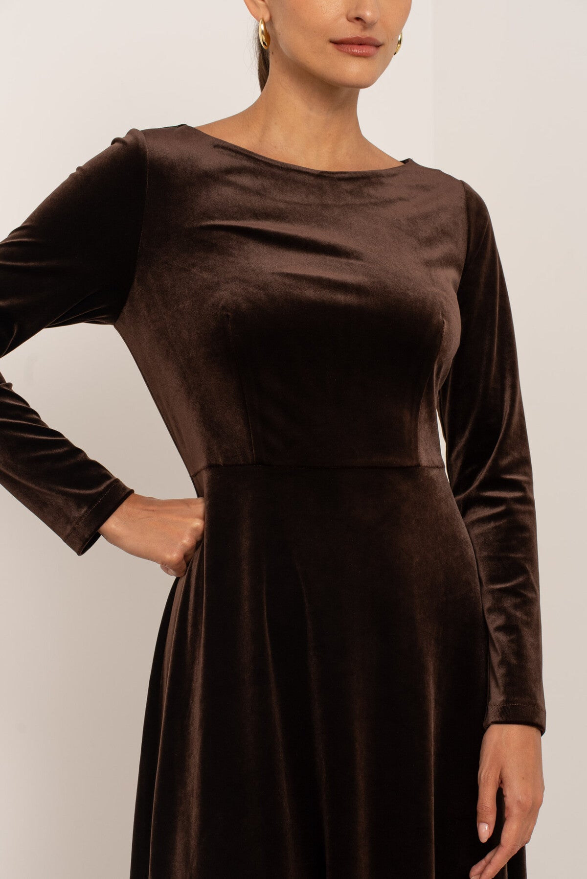 Abito midi in velluto con scollo a barca -  Nero