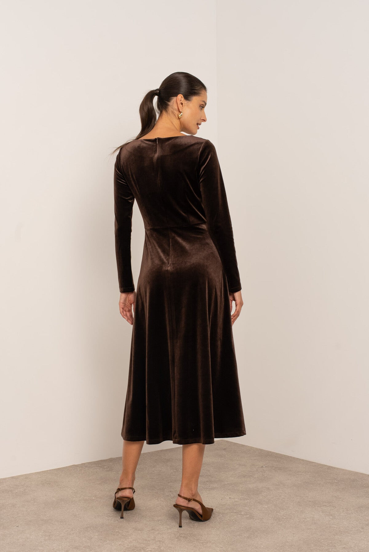 Abito midi in velluto con scollo a barca -  Nero