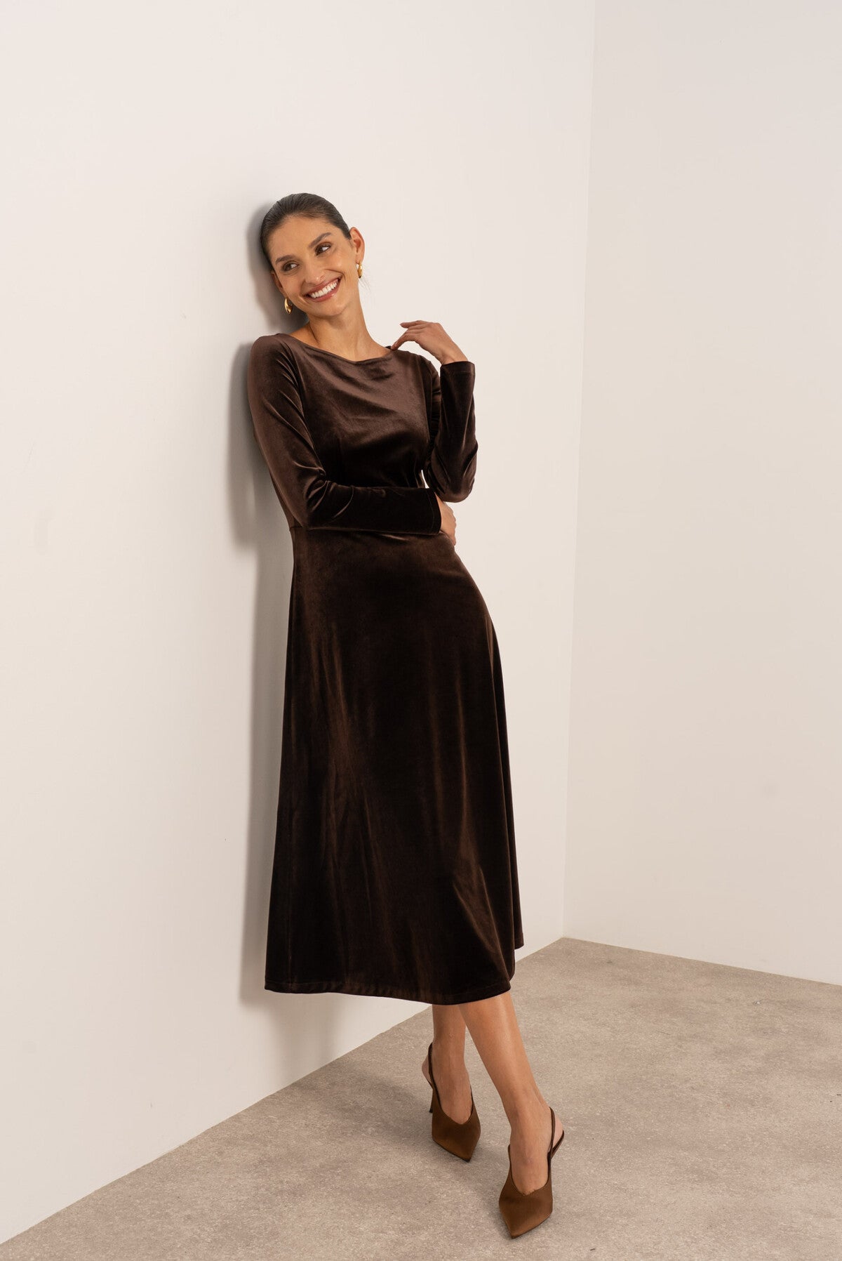 Abito midi in velluto con scollo a barca -  Nero