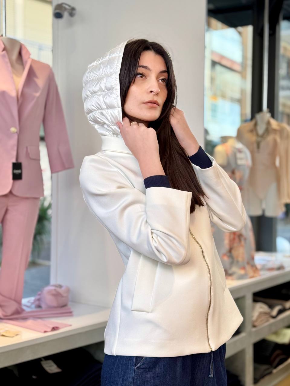 Giacca bianca in tessuto tecnico con cappuccio staccabile