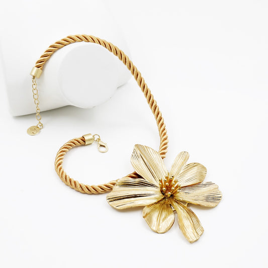 Collana a girocollo con grande fiore
