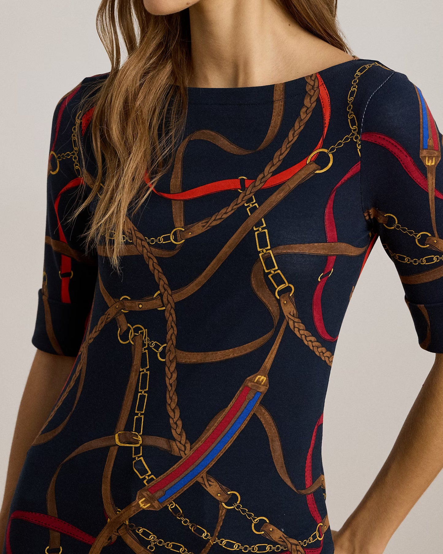 T-shirt in cotone con stampa cinture con sfondo blu