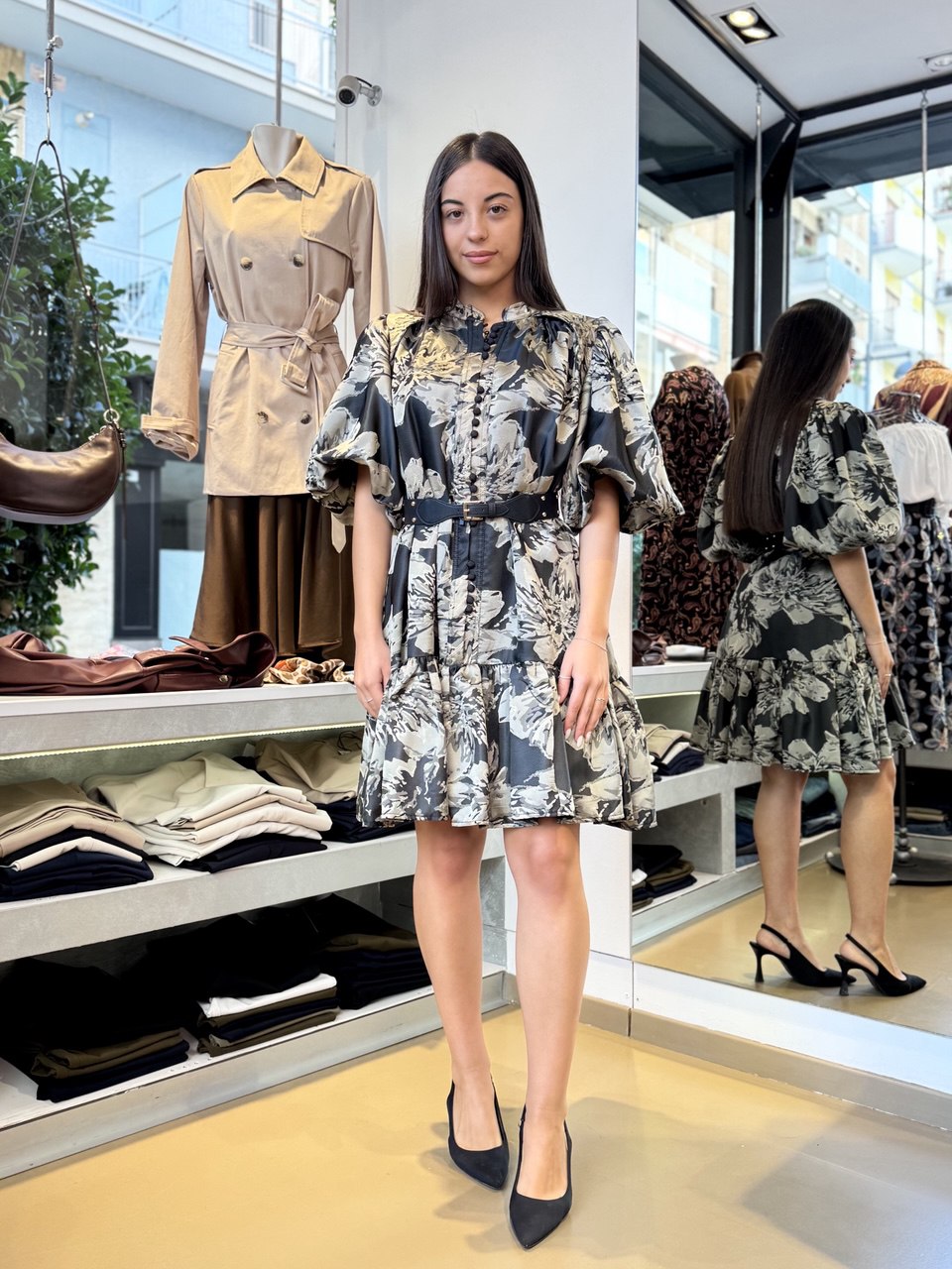 Abito in Broccato con Maniche a Palloncino