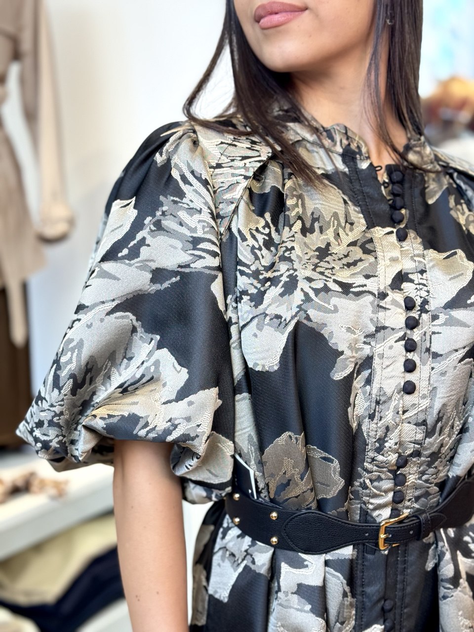 Abito in Broccato con Maniche a Palloncino