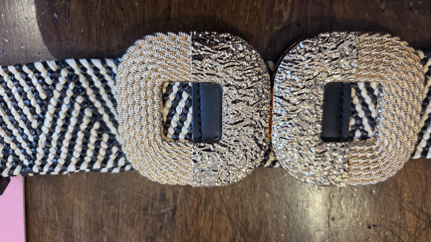 Cintura Elastica in Raffia "Zoey" – Intreccio Chevron Beige e Nero, con Fibbia Jewel